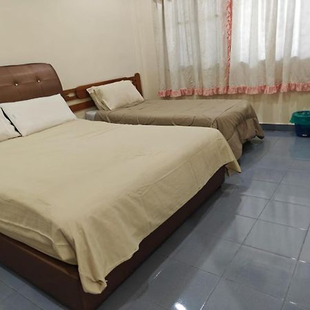 Carols Guesthouse Near Jonker And Satay Celup Malacca ภายนอก รูปภาพ